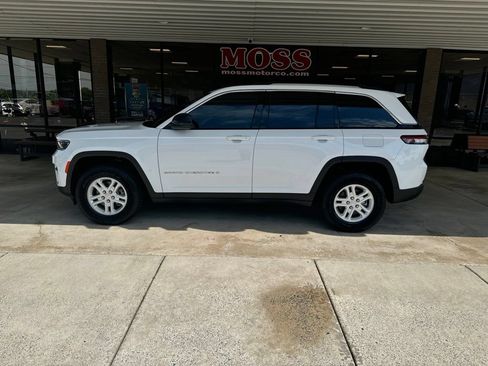Used 2023 Jeep Grand Cherokee Laredo w/ Luxury Tech Group I AWD/4WD image 7