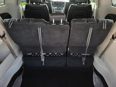 Used 2023 Chrysler Pacifica Limited FWD image 10