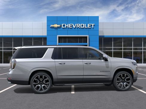 New 2026 Chevrolet Suburban RST w/ RST Capability Package AWD/4WD image 5