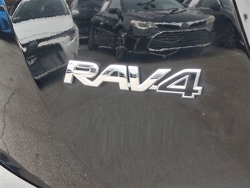 Used 2018 Toyota RAV4 XLE image 31