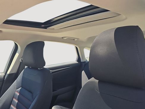 Used 2015 Ford Fusion SE FWD image 2