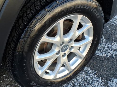 Used 2015 Jeep Cherokee Latitude image 12