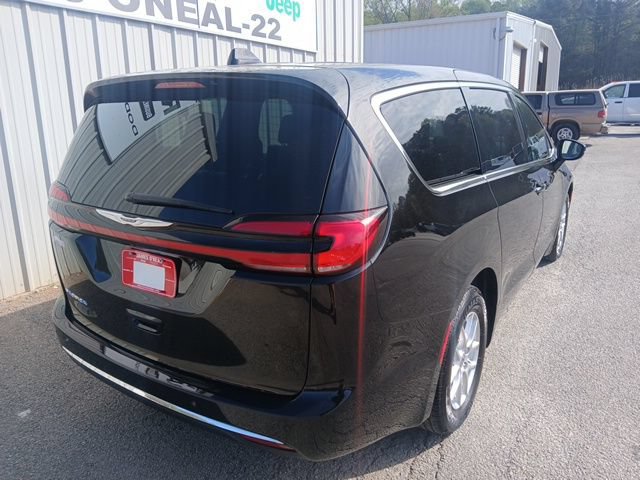 Used 2025 Chrysler Pacifica Select FWD image 3