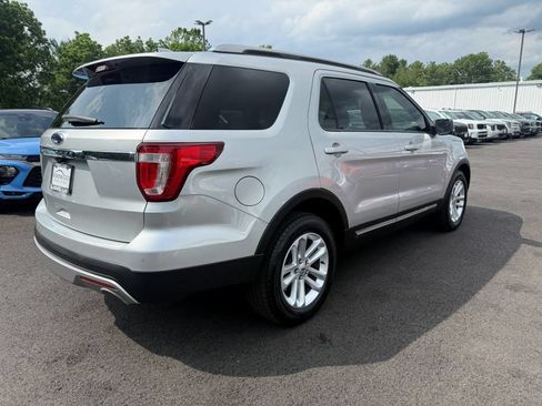 Used 2016 Ford Explorer XLT w/ Equipment Group 202A FWD image 4