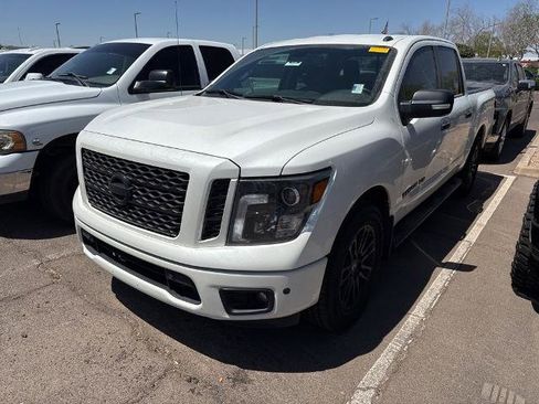 Used 2019 Nissan Titan SV w/ SV Convenience Package RWD image 2
