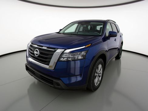 Used 2025 Nissan Pathfinder SV image 3
