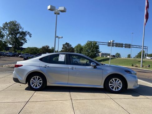 Used 2025 Toyota Camry LE FWD image 15