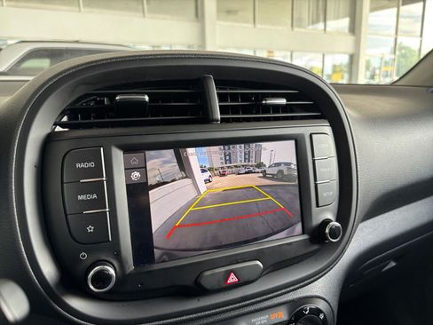 Used 2025 Kia Soul LX w/ LX Technology Package FWD image 23