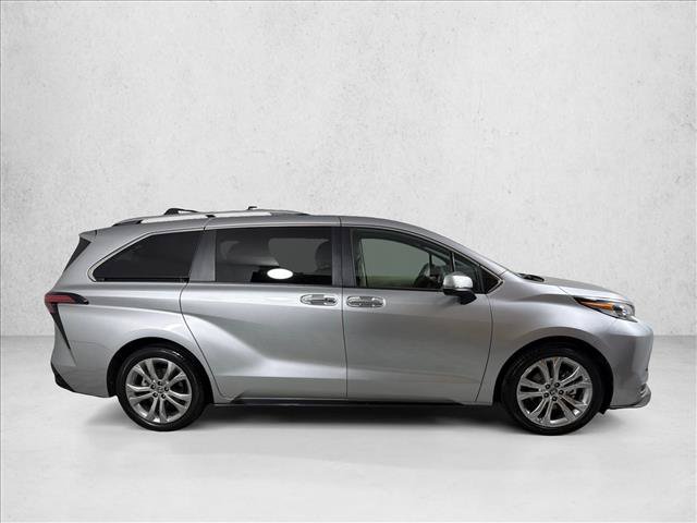 Used 2022 Toyota Sienna Platinum FWD image 4