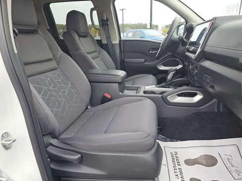 Used 2025 Nissan Frontier SV w/ SV Convenience Package image 13