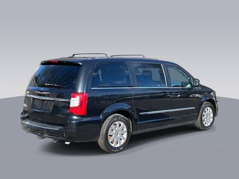 Used 2015 Chrysler Town & Country Touring image 4