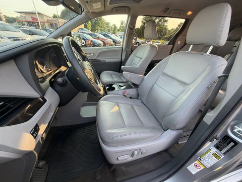 Used 2018 Toyota Sienna XLE FWD image 12