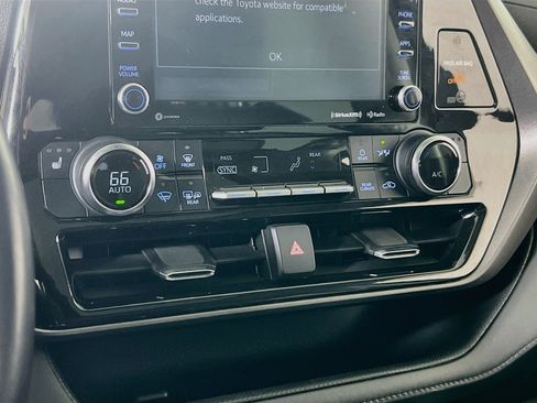 Used 2022 Toyota Highlander XLE FWD image 15