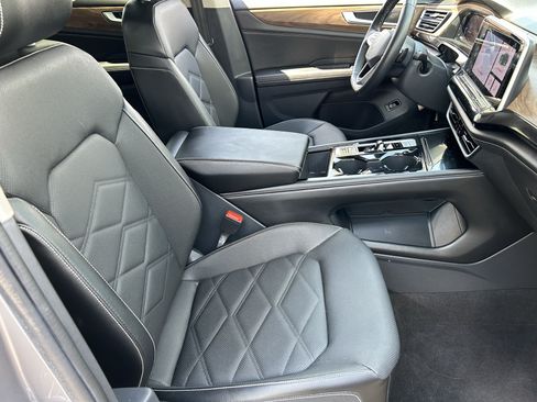 Used 2024 Volkswagen Atlas SE w/ Black Wheel Package FWD image 9