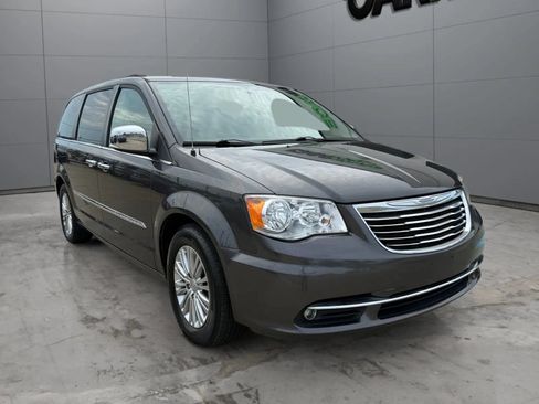 Used 2016 Chrysler Town & Country Touring-L w/ Driver Convenience Group FWD image 3