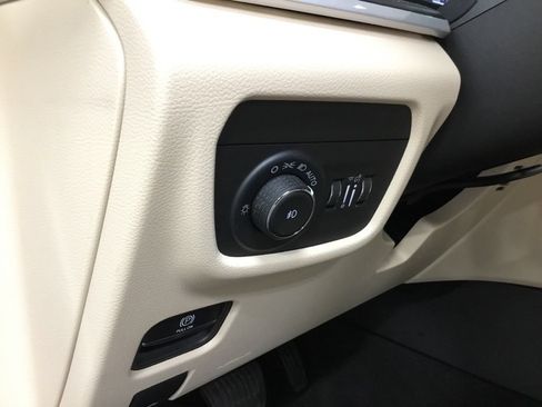 Used 2023 Jeep Grand Cherokee Limited w/ Black Appearance Package AWD/4WD image 10