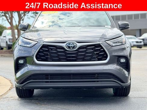 Used 2023 Toyota Highlander LE FWD image 5