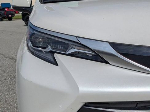 Used 2024 Toyota Sienna Platinum FWD image 12