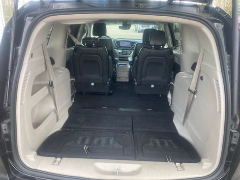 Used 2023 Chrysler Pacifica Touring-L FWD image 13