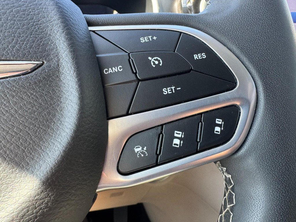 Used 2023 Chrysler Pacifica Touring-L FWD image 18