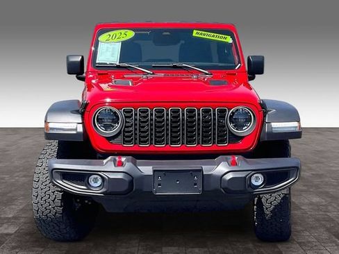 Used 2025 Jeep Wrangler Unlimited Rubicon w/ Convenience Group AWD/4WD image 3