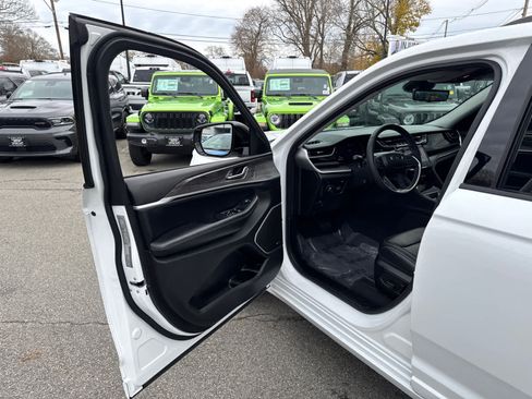 Used 2023 Jeep Grand Cherokee 30th Anniversary image 11