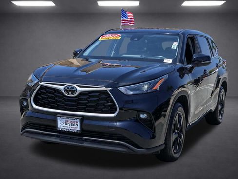 Used 2024 Toyota Highlander LE FWD image 8