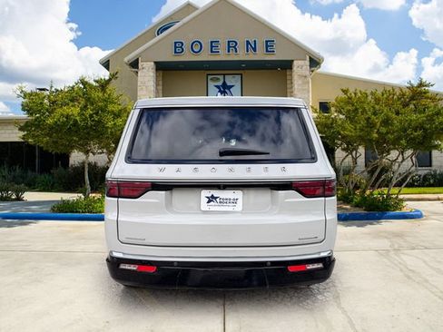 Used 2022 Jeep Wagoneer Series III w/ Flexible Seating Group AWD/4WD image 4
