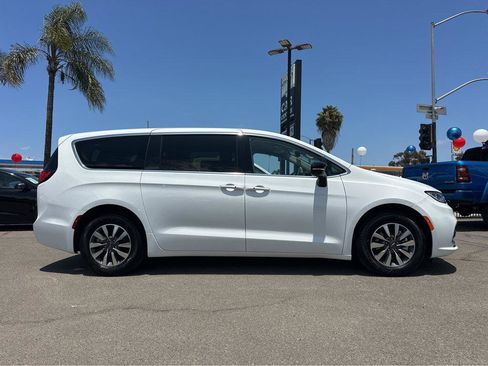 Used 2024 Chrysler Pacifica Limited FWD image 44