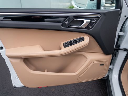 Used 2025 Porsche Macan image 10