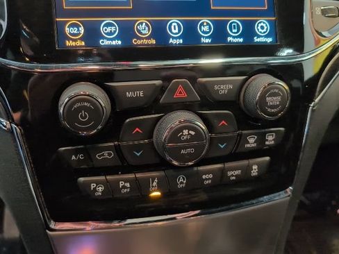 Used 2022 Jeep Grand Cherokee Limited w/ Technology Group AWD/4WD image 24