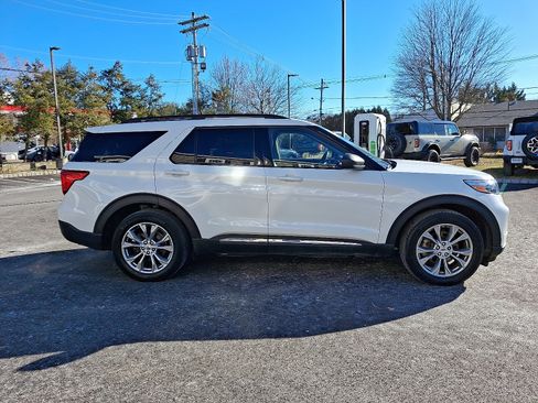 Certified 2022 Ford Explorer XLT w/ Equipment Group 202A image 4