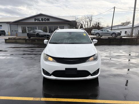 Used 2018 Chrysler Pacifica Touring-L Plus w/ S Appearance Package image 3