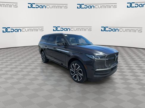 New 2026 Lincoln Navigator L Reserve AWD/4WD image 2