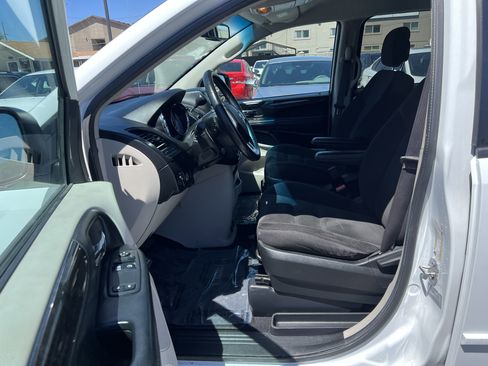 Used 2017 Dodge Grand Caravan SE w/ UConnect Hands-Free Group FWD image 11