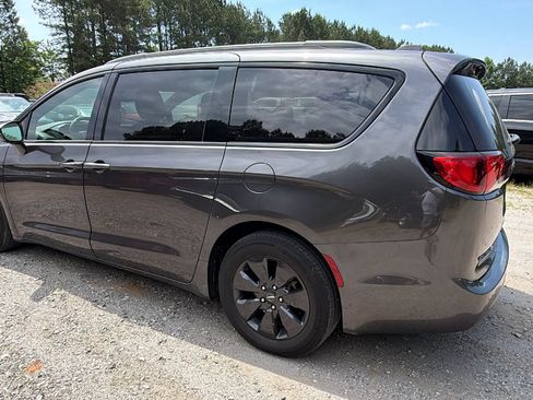 Used 2019 Chrysler Pacifica Limited w/ S Appearance Package FWD image 10