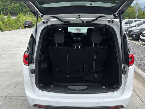 Used 2024 Chrysler Pacifica Touring-L w/ S Appearance Package FWD image 21