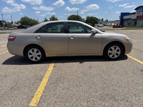 Used 2009 Toyota Camry XLE FWD image 2