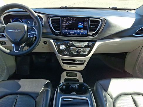 Used 2024 Chrysler Pacifica Touring-L FWD image 16