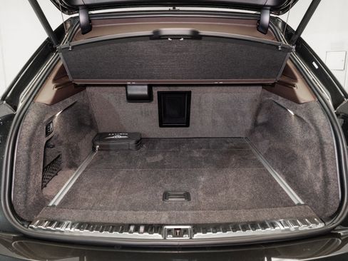 Used 2025 Bentley Bentayga image 11