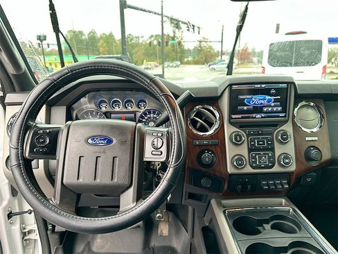 Used 2014 Ford F250 Lariat w/ Lariat Interior Package image 19