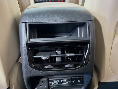 New 2025 Jeep Grand Cherokee Limited w/ Luxury Tech Group II image 28