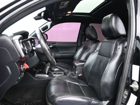 Used 2020 Toyota Tacoma TRD Sport AWD/4WD image 10