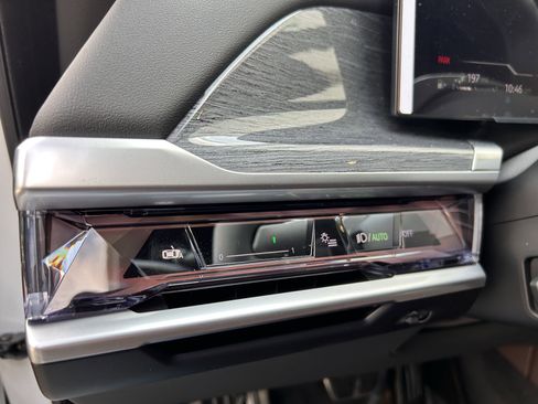 Used 2025 BMW 750e xDrive w/ Executive Package image 27