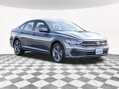 Used 2024 Volkswagen Jetta SE FWD image 9