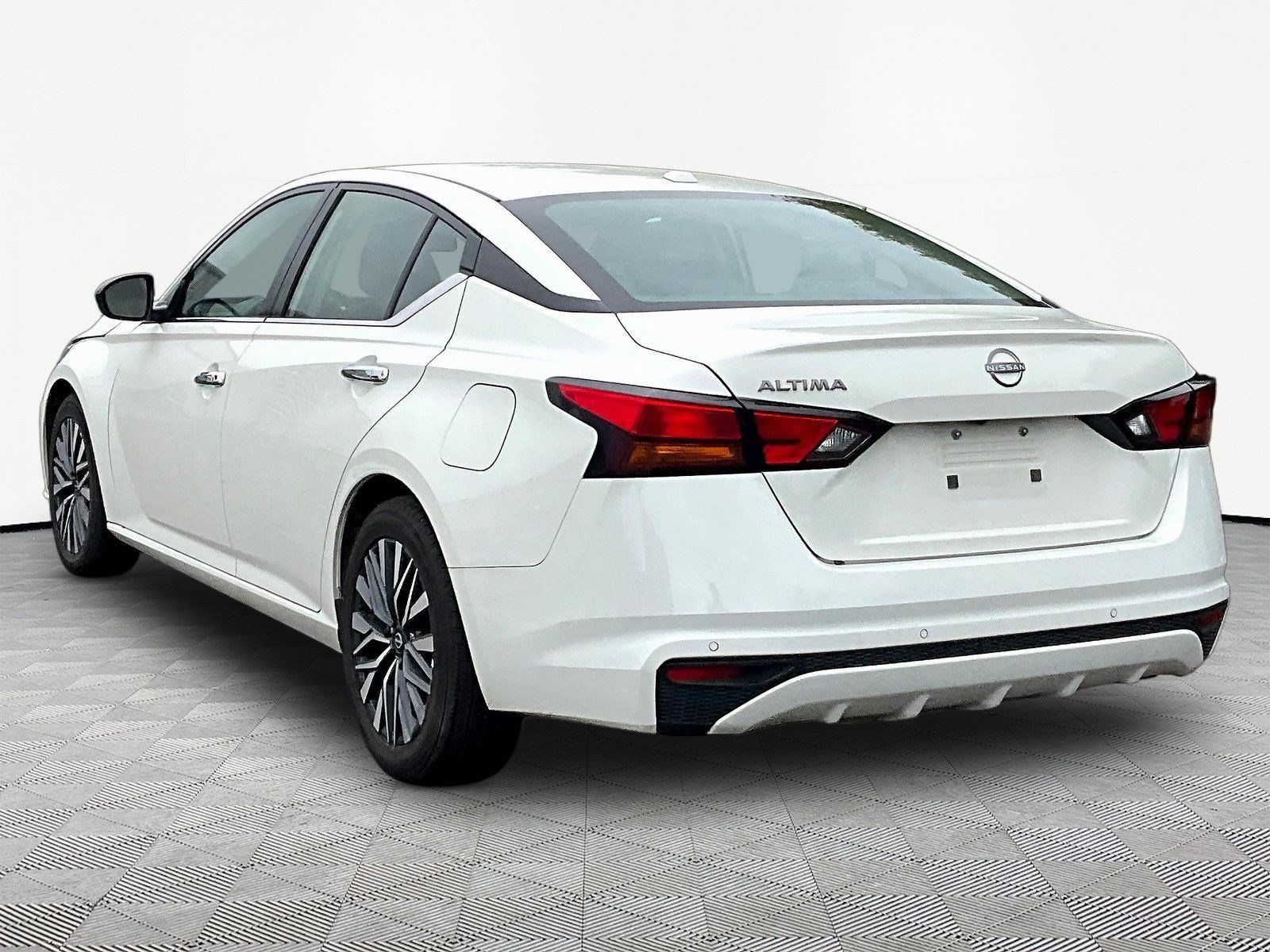 Used 2025 Nissan Altima 2.5 SV FWD image 11