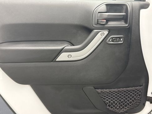 Used 2017 Jeep Wrangler Unlimited Rubicon w/ Dual Top Group AWD/4WD image 9