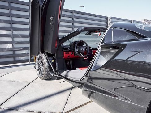 Used 2025 McLaren Artura image 29