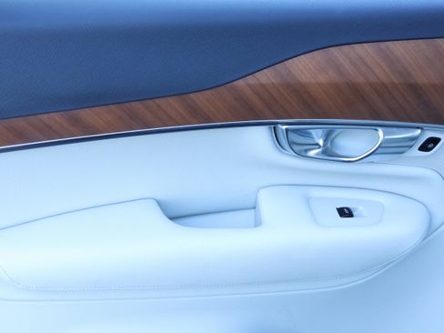 Used 2022 Volvo XC90 T6 Momentum w/ Advanced Package image 33