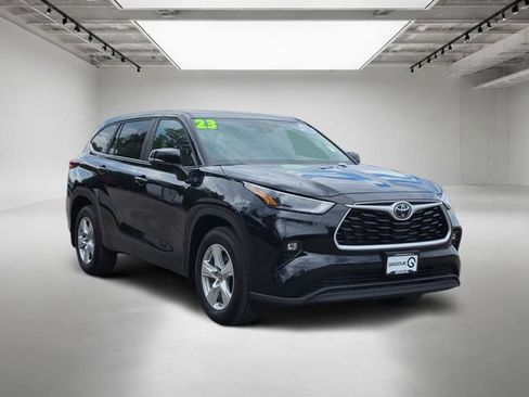 Used 2023 Toyota Highlander LE AWD/4WD image 8